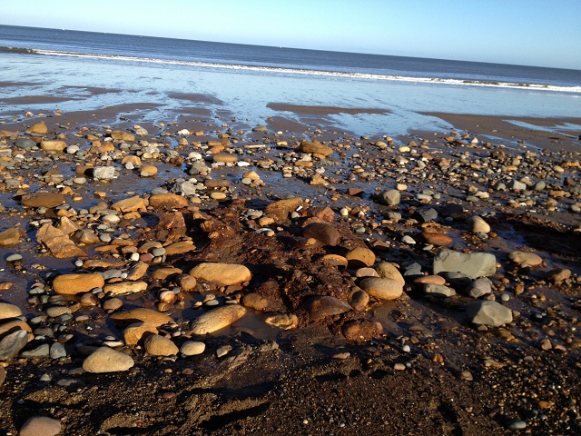 Photo of pebbes and rockpools near Sandsend